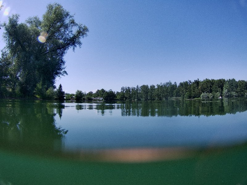 SING0016 (1).JPG - Nach etlich Nasenspülungen, Bauchplatschern und ungewollten Tauchgängen sowie ein paar blauen Flecken haben wir es aber immerhin schonmal geschafft, wenigstens eine kurze Zeit auf dem SUP zu stehen.Es ist aber schwieriger als wir dachten! Naja, vielleicht liegts auch an unserer "Unsportlichkeit" und Körpergewicht?! ;-)